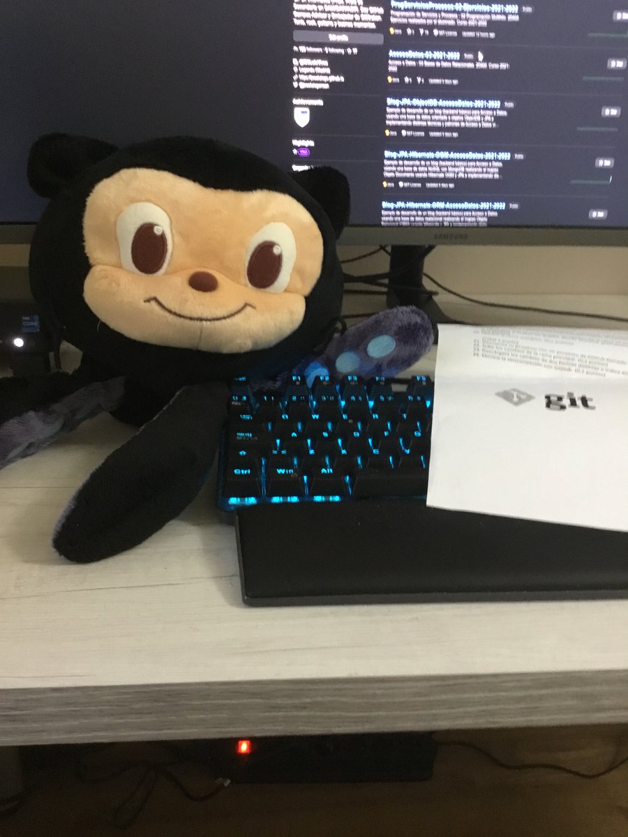 JoseLuisGSDev's tweet photo. hola #1DAM aquí Octogato echando una mano con vuestra prueba de Git y @github https://t.co/0qsPRsls7A