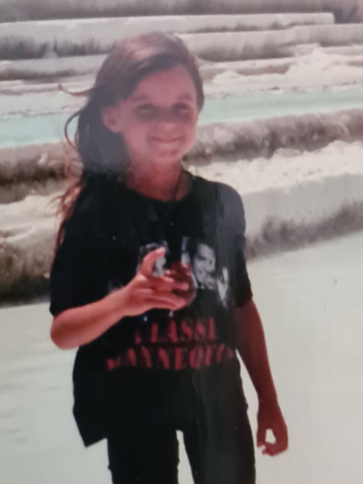 Le donation goal des 1000€ pour l'évènement <a href="/Nestream_/">Nestream</a>  étant déjà atteint ! 

Voici la photo de moi enfant AVEC UN TEE-SHIRT CLASSE MANNEQUIN !

CLASSE MANNEQUIN SRX !

Je vous aime💜