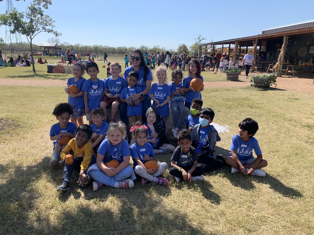 DawnRoth77's tweet image. 🎃 🧡 Pumpkin Patch! #kindervibes @HospElementary @PrincipalElse