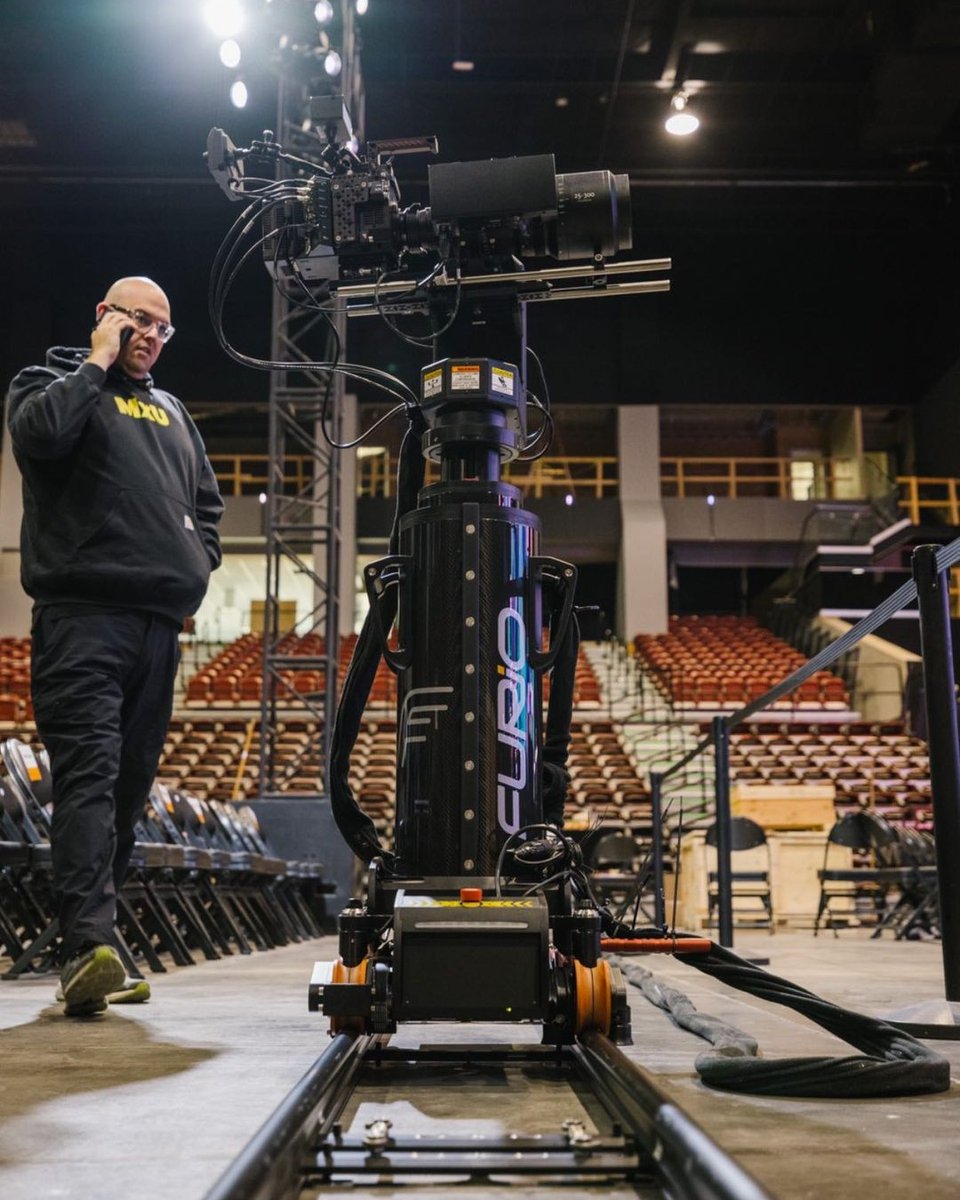 ross_video's tweet photo. If you guessed Furio, you are correct! 💪
There's nothing like unboxing Ross' Furio Floor-Mounted Camera System and getting it on the tracks.
Great work @skylarkav and @transformtulsa!
#LivingLive #RossRobotics https://t.co/1dvX9VWNZ9