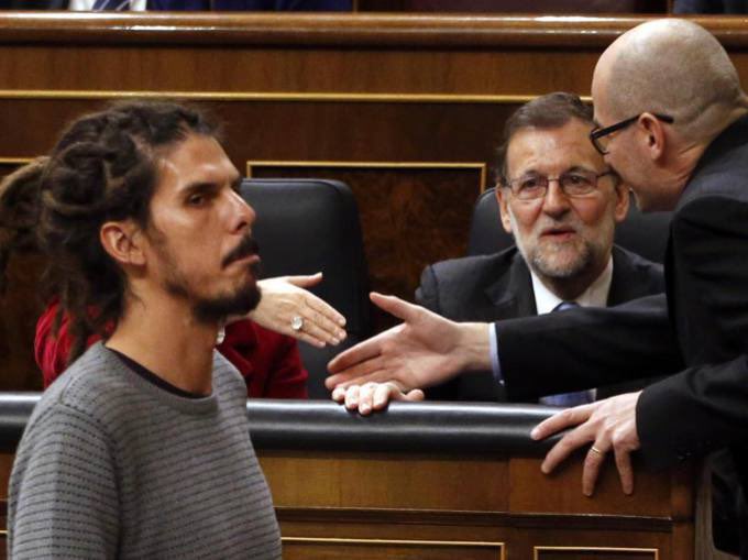 Tienen miedo de que gobernemos con, para y por el pueblo. Hoy es <a href="/Alber_Canarias/">Alberto Rodríguez</a>, mañana puede ser una de nosotras. La democracia en este país estaba malherida. El <a href="/PSOE/">PSOE</a> la ha apuntillado. #TodosSomosAlberto