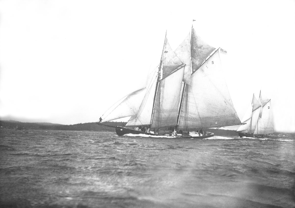 #OnThisDay 100 years ago BLUENOSE met the Gloucester schooner ELSIE to challenge her for the 1921 International Fishermen’s Cup 🇨🇦🇺🇸

BLUENOSE came flying over the finish line 12 minutes ahead of ELSIE — the first win in a best of three series!

#Bluenose100