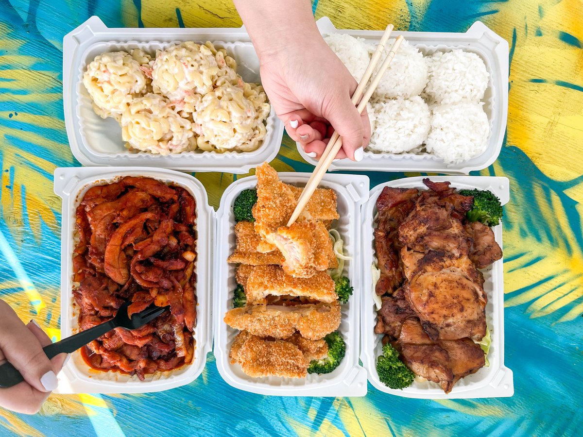 onohawaiianbbq's tweet photo. Here to assist you with your feast night 🤤🤙🏽
#ono #onohawaiian #hawaiianfood #tgif #alohaineverybite #alohafriday #familymeal https://t.co/9aun1x2AXf