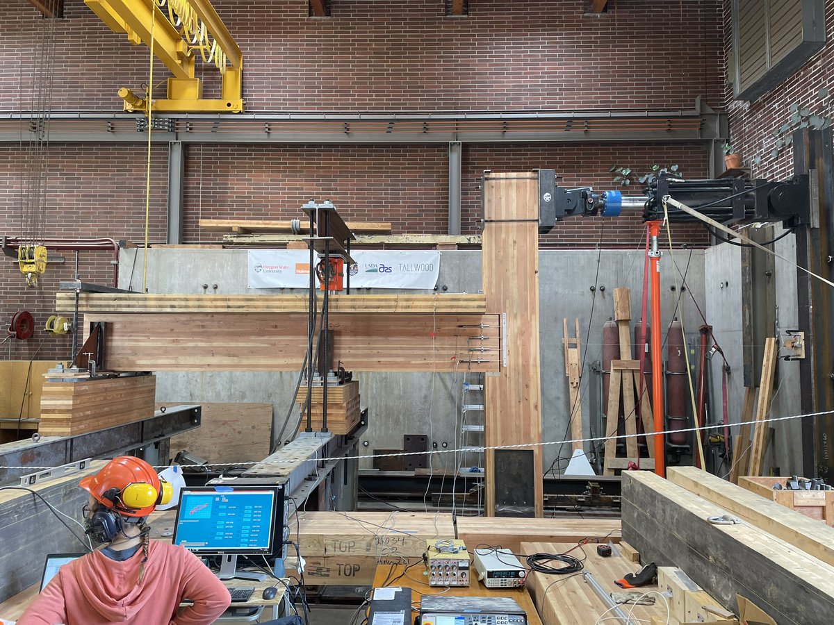 erica_fischer's tweet photo. Cycling through our rainy #PNW Friday by testing mass timber connections. #OregonStateCCE @EngineeringOSU @COFOregonState @TallWoodDesign @KPFF_Portland @holmesfire @nwcarpenters https://t.co/Cp0Zl7XNJP