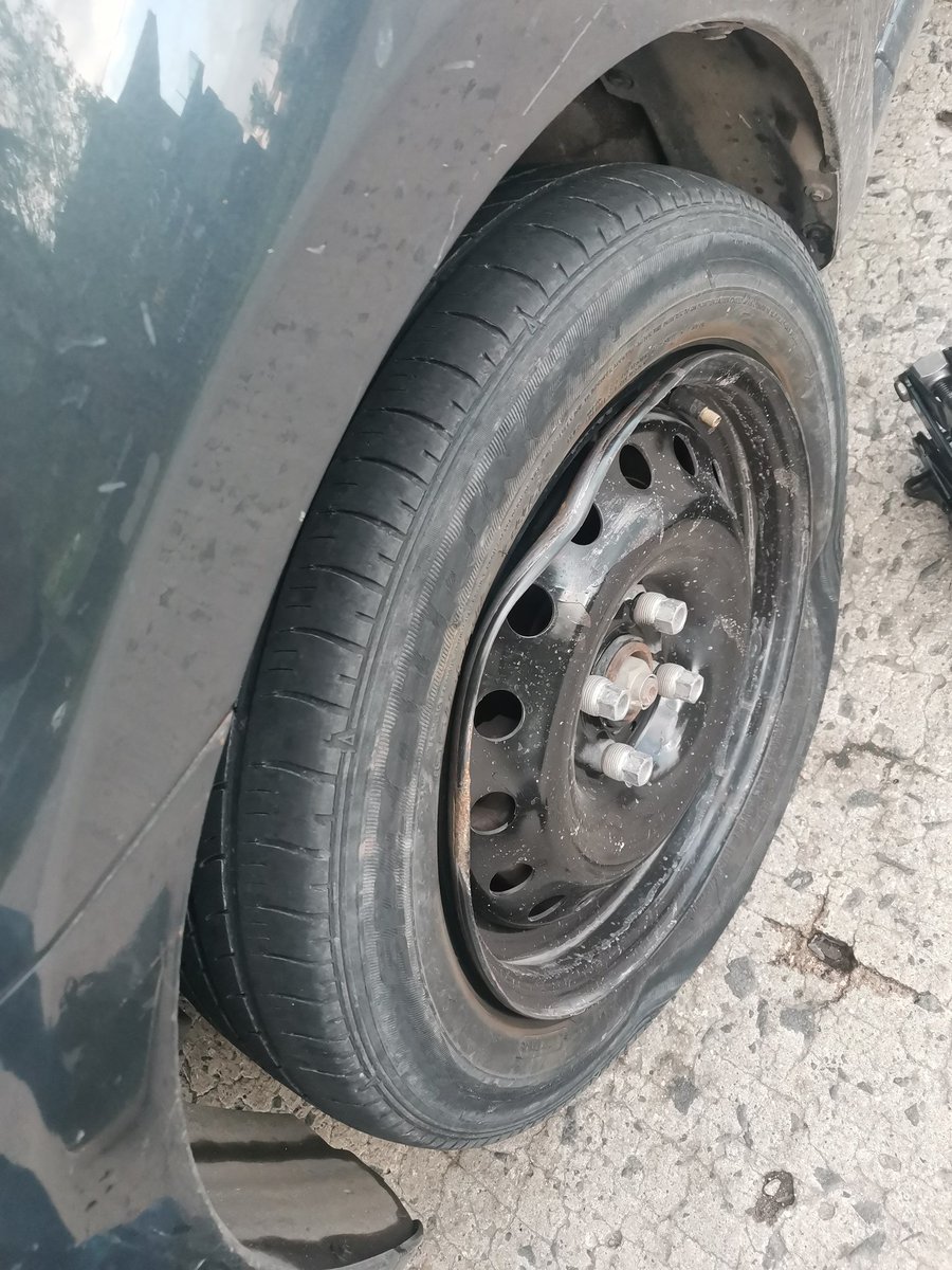 imquijasb's tweet photo. #PostulaTuBache yo postulo a @municipio_leon a que arregle el bache frente al corporativo de banco del bajio sobre clouthier y de paso me pague mi rin y mi llanta. https://t.co/bsBjjHQte4