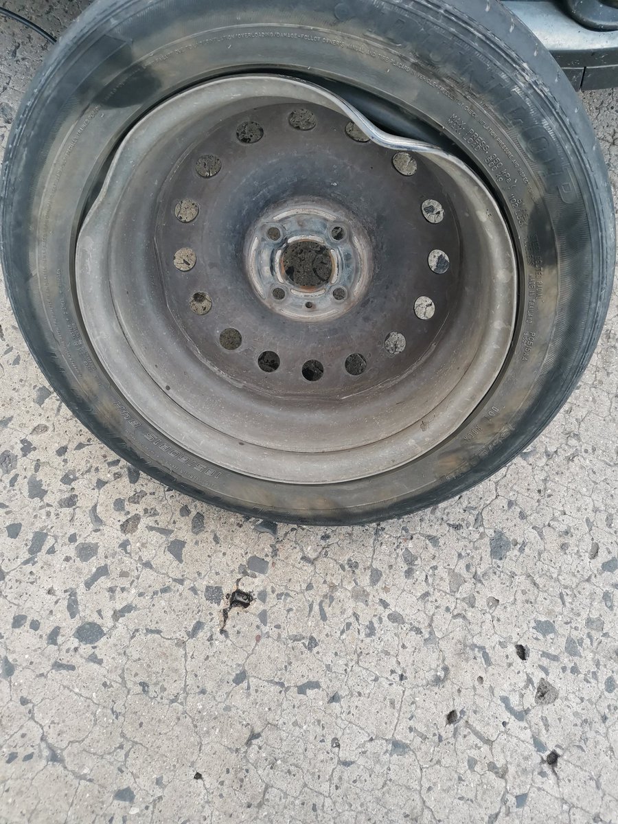 imquijasb's tweet photo. #PostulaTuBache yo postulo a @municipio_leon a que arregle el bache frente al corporativo de banco del bajio sobre clouthier y de paso me pague mi rin y mi llanta. https://t.co/bsBjjHQte4