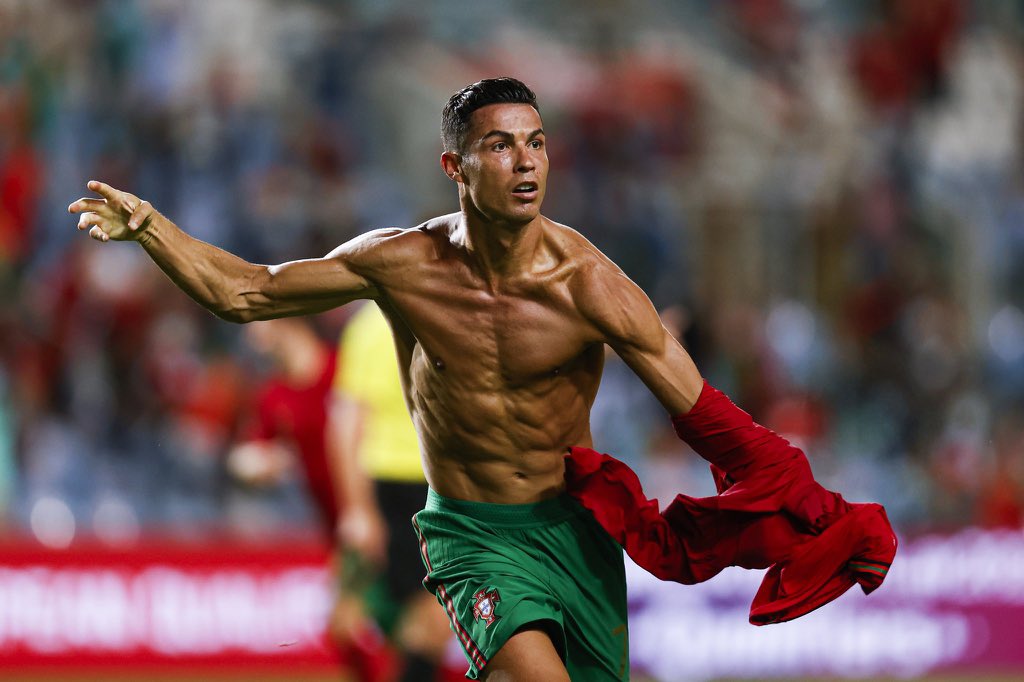 ❗️

Cristiano Ronaldo on if he would consider RETIRING for PORTUGAL to help prolong his club career: 

“But why? I think it’s not my time yet. It’s not what people want, it’s what I want.“