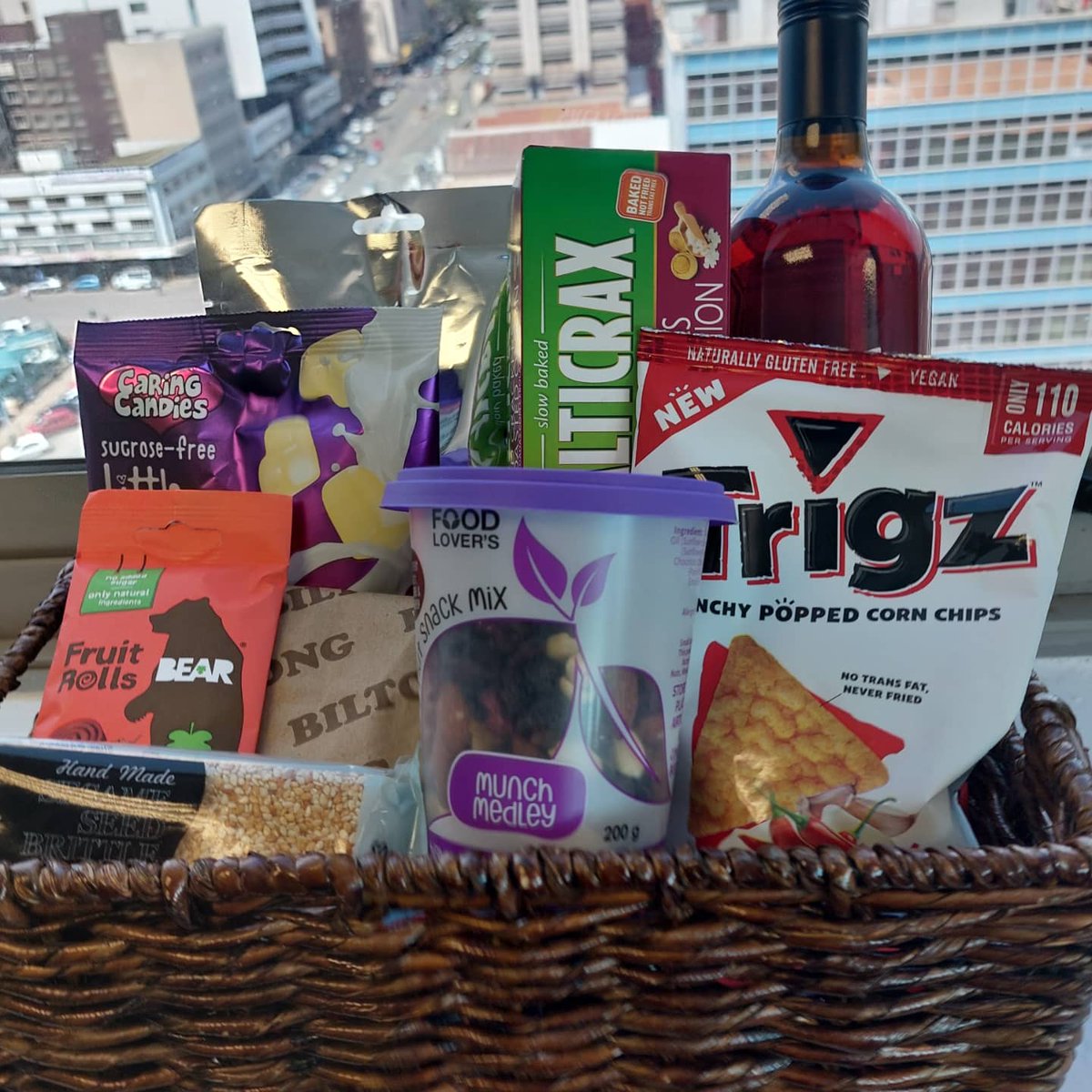 Miri_Nyakudzuka's tweet photo. Behind every healthy snack hamper is a bottle of wine🍾non-alcoholic wine😀 We made this healthy snack basket for a special birthday accompanied by an awesome cake
#giftideas #giftsofinstagram #birthdaypresent https://t.co/c1AqAUtXnN