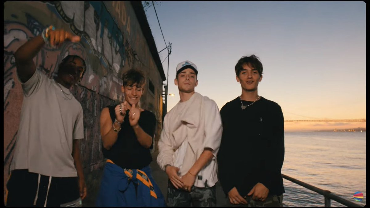 AcervoRNU's tweet photo. Acho que o Alex não sabia a letra, pq ele só sorria e não dublava. Mas se bem que quando foi gravada a música ele nem tava com os meninos ainda. #NowUnitedAnythingForYou https://t.co/Nwuf2wIs6C
