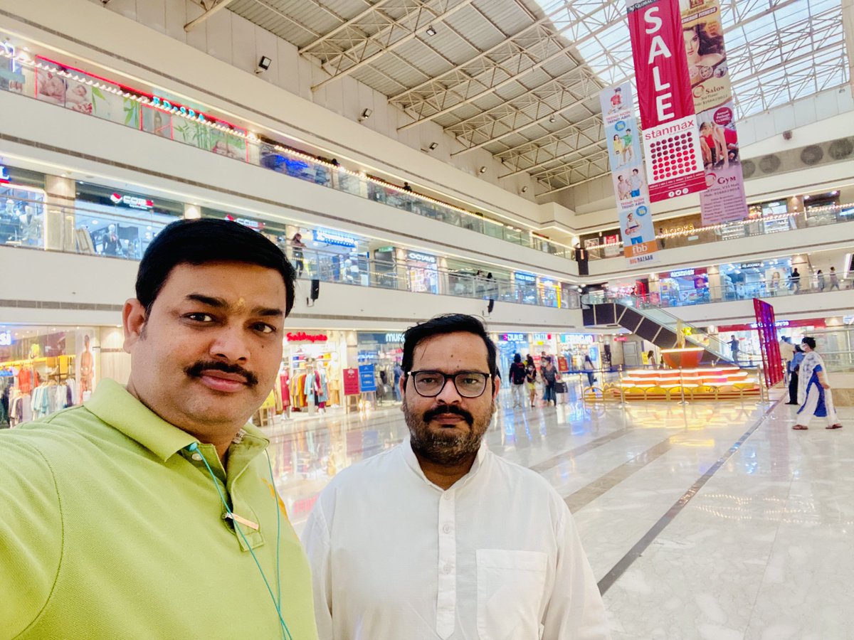 RavinderDedha5's tweet photo. Today Ravindra Chaudhary OBC President Ghonda Mandal has gifted the phone to his dear friend Lokendra Prajapati. https://t.co/VDjhj8FBFn