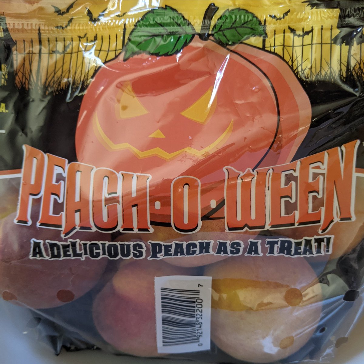 beansorpeas's tweet photo. さっきのスーパーで買った黄桃はハロウィンにのっかってた。 https://t.co/kBMvpSrFgy