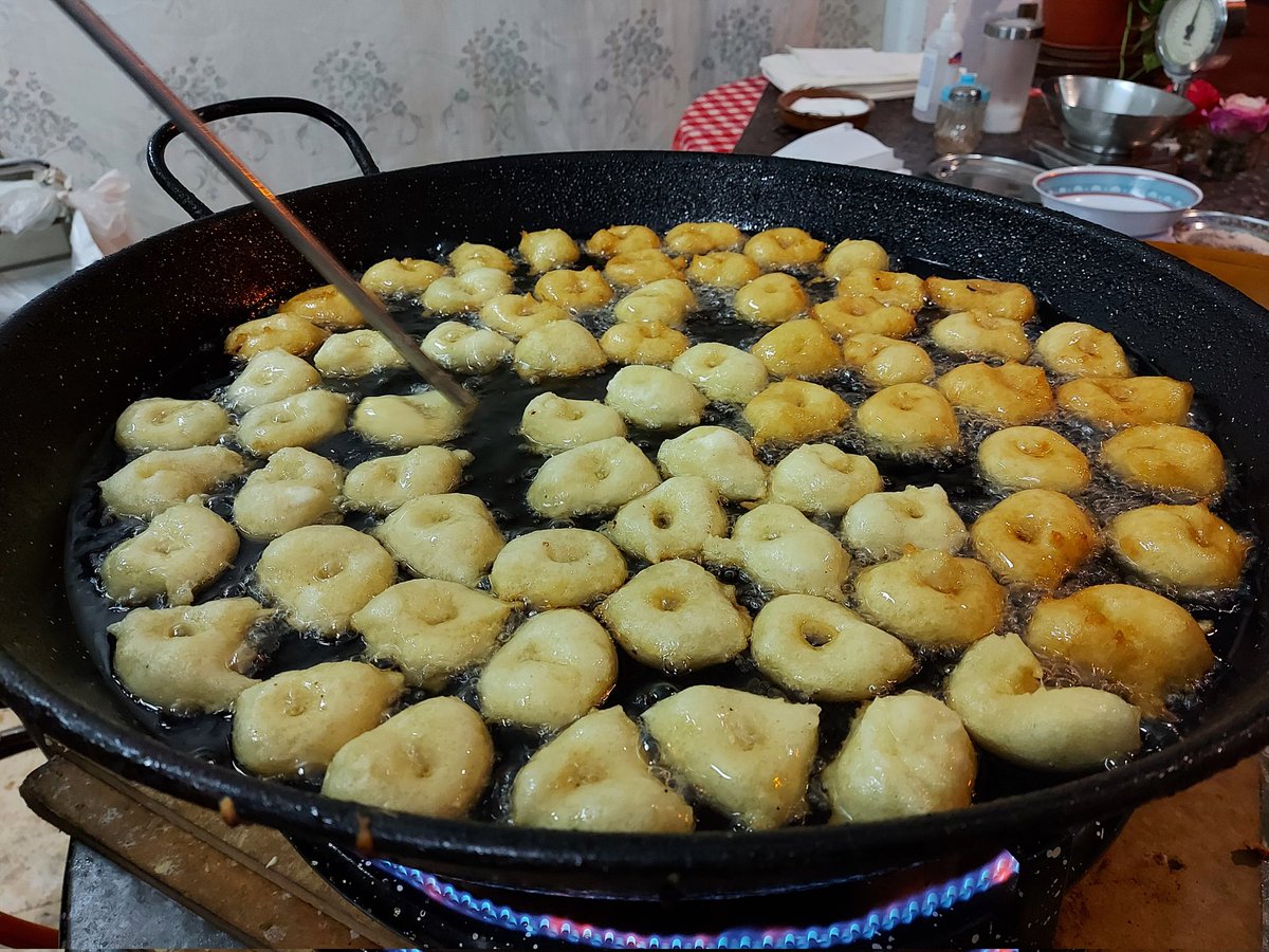 Un año más y por muchos, nuestros barrios tienen vida, comercios y lo más importante, calidad humana.
#EsRafaVell