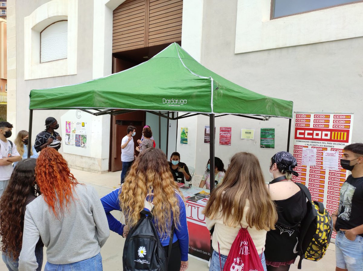 CCOOAM's tweet photo. Hoy hemos estado en el @ClimaFest, informando al alumnado de 4to de la ESO  y FPs sobre los derechos básicos laborales para evitar que las empresas se aprovechen de la inexperiencia así como la situación de las prácticas y becas.

#becasotrabajas
#FPMASYMEJOR https://t.co/Zw6kMEh8qx