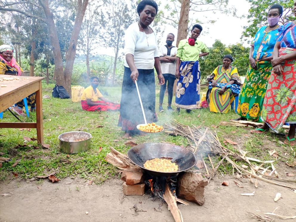 NAYDAUGANDA's tweet photo. Teaching women on how to make daddies in Isingiro kikagate https://t.co/UzvZPpgT7f