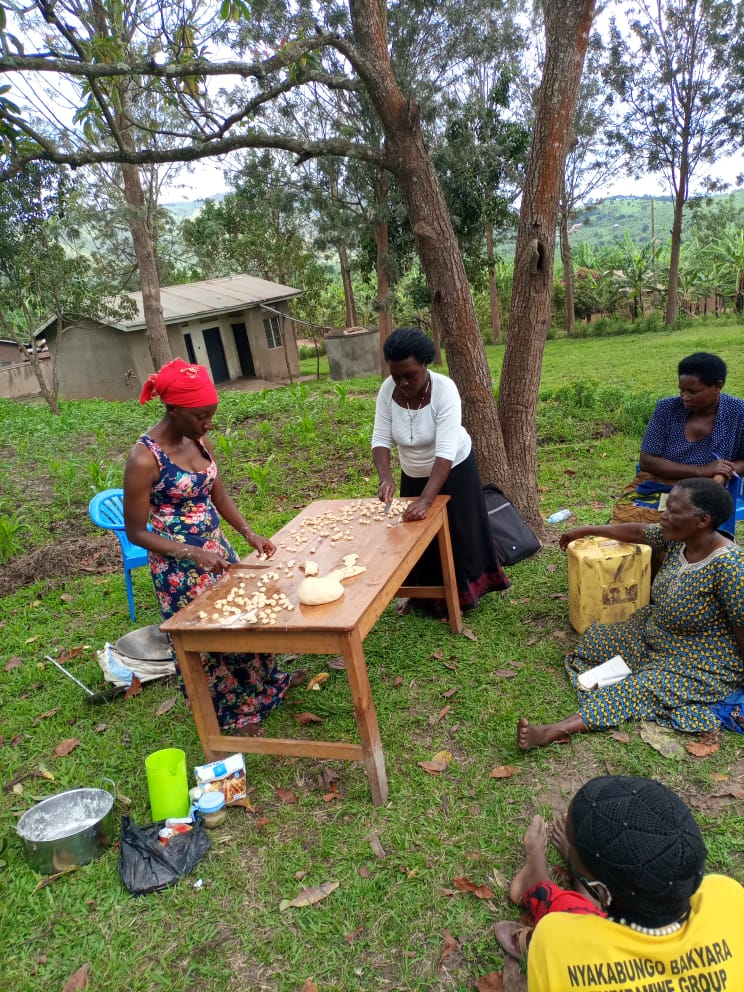 NAYDAUGANDA's tweet photo. Teaching women on how to make daddies in Isingiro kikagate https://t.co/UzvZPpgT7f