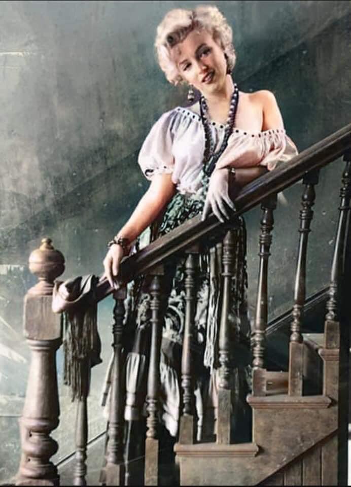 🇲🇽🇺🇸Marilyn Monroe wearing a traditional Mexican dress. Norma "Marilyn" Monroe was proud of her Mexican heritage. In 1902 Marilyn Monroe’s mother Gladys was born in Coahuila, Mexico. 🇲🇽🇺🇸 Before her death she wanted to adopt Mexican children.
google.com/amp/s/www.biog…