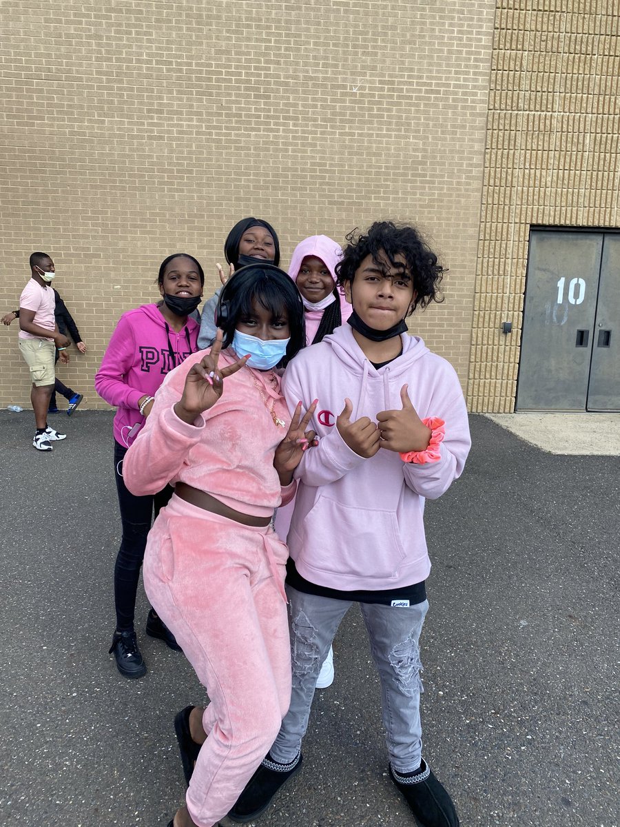 MrsCroly's tweet photo. We have Spirit! #pinkout @HTSD_Crockett @WeAreHTSD https://t.co/4PZywzFOJh