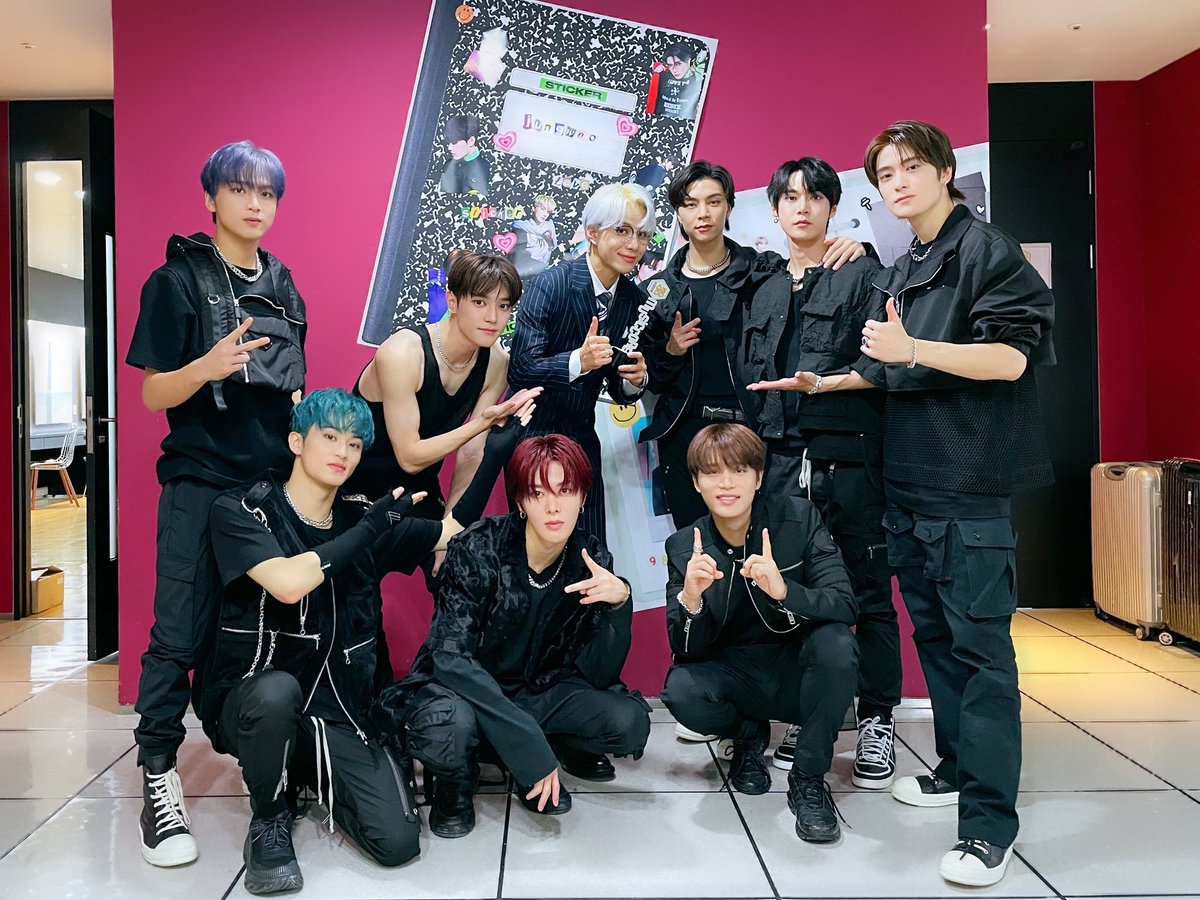 haechau's tweet image. Excitedly shows our winsome smile since we can't hide how pleasure we are while got 3rd win for Sticker. This shining trophy fully dedicated to our amazing fans, Czennies. #Sticker3rdWin