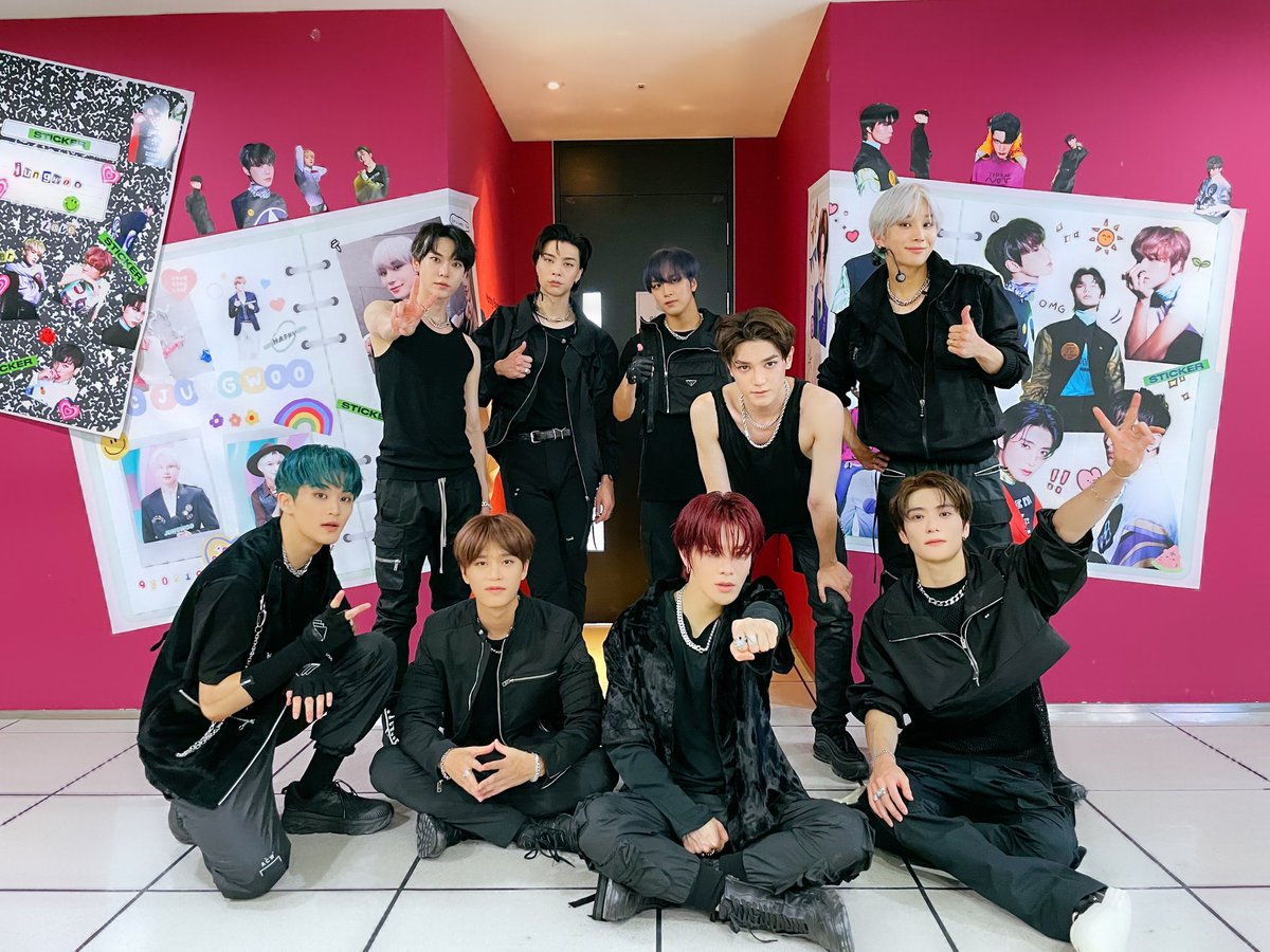 haechau's tweet image. Excitedly shows our winsome smile since we can't hide how pleasure we are while got 3rd win for Sticker. This shining trophy fully dedicated to our amazing fans, Czennies. #Sticker3rdWin