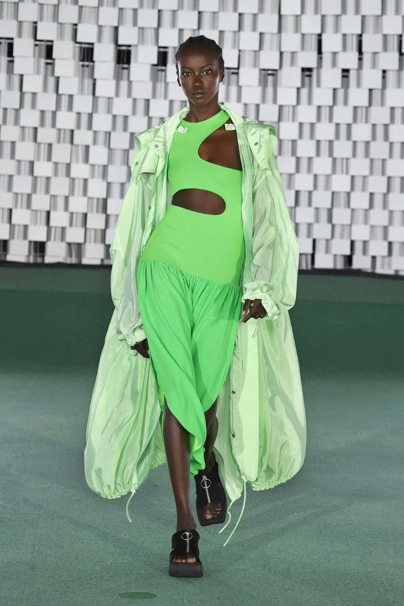 VogueFrance's tweet photo. Green is THE color of the spring/summer 2022 season! Do we approve? ☘️

© Vogue Runway / Stella McCartney / Bottega Veneta / Acne Studios / Coperni https://t.co/W1ZVJ1KRxl