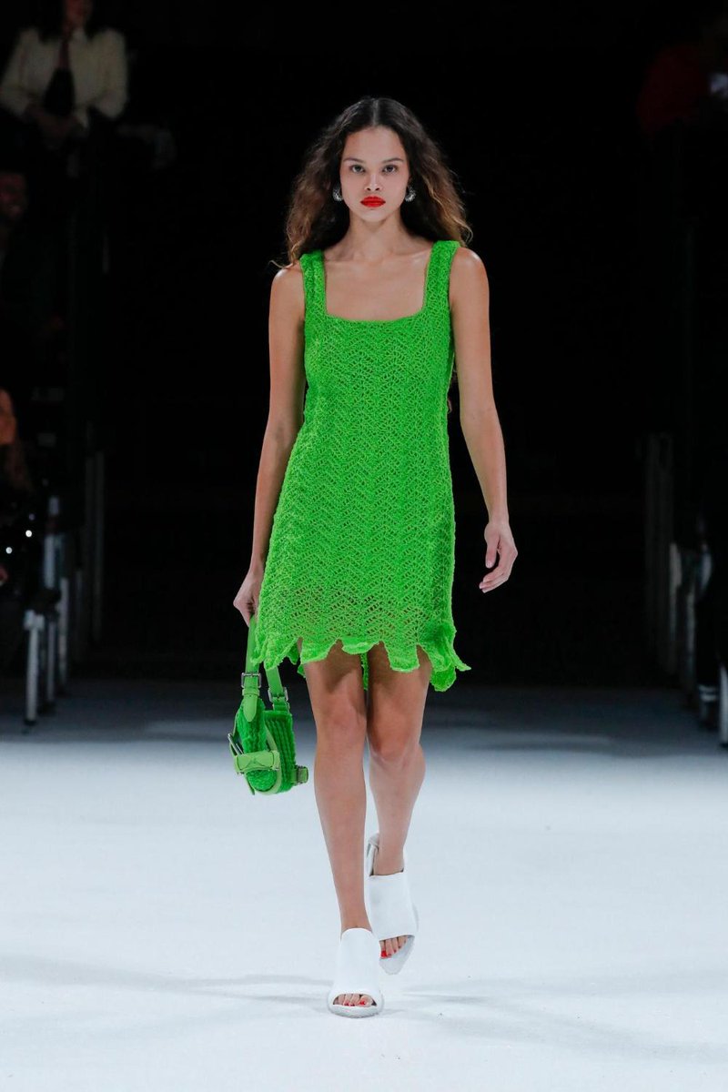 VogueFrance's tweet photo. Green is THE color of the spring/summer 2022 season! Do we approve? ☘️

© Vogue Runway / Stella McCartney / Bottega Veneta / Acne Studios / Coperni https://t.co/W1ZVJ1KRxl