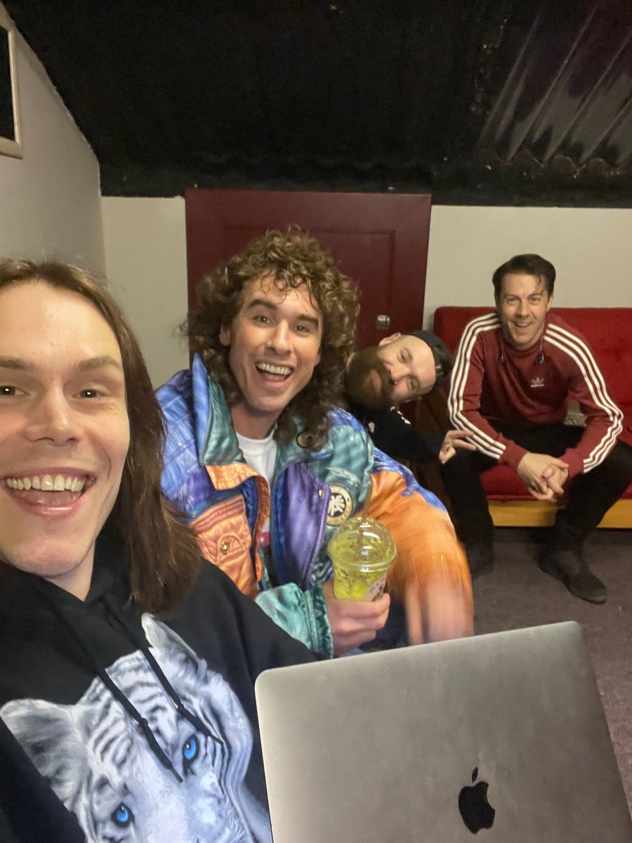 DONBROCO's tweet photo. Listening party time let's gooo! 🍾🎈🎊🪅🍻🍷 https://t.co/SdTwhw4GKl https://t.co/onWhtRhUDS