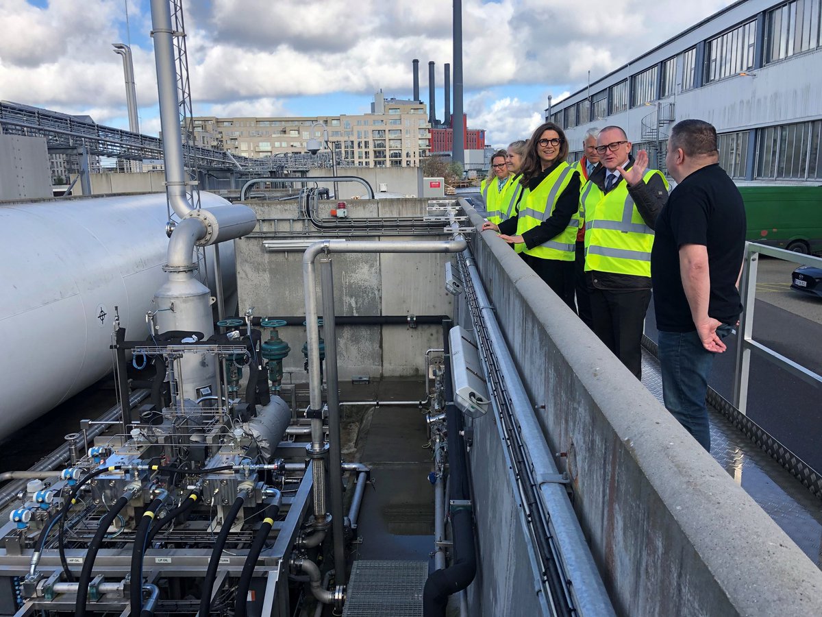 JennyBraat's tweet photo. Tak til @WeissPernille for et godt møde hos @man_e_s med gode drøftelser med @BFoldager,  @AndersKryger  m.fl. om hvorledes den maritime branche kan bidrage betydeligt til klimareduktionerne @DanskeMaritime #blaadk https://t.co/jKWOilaWhU