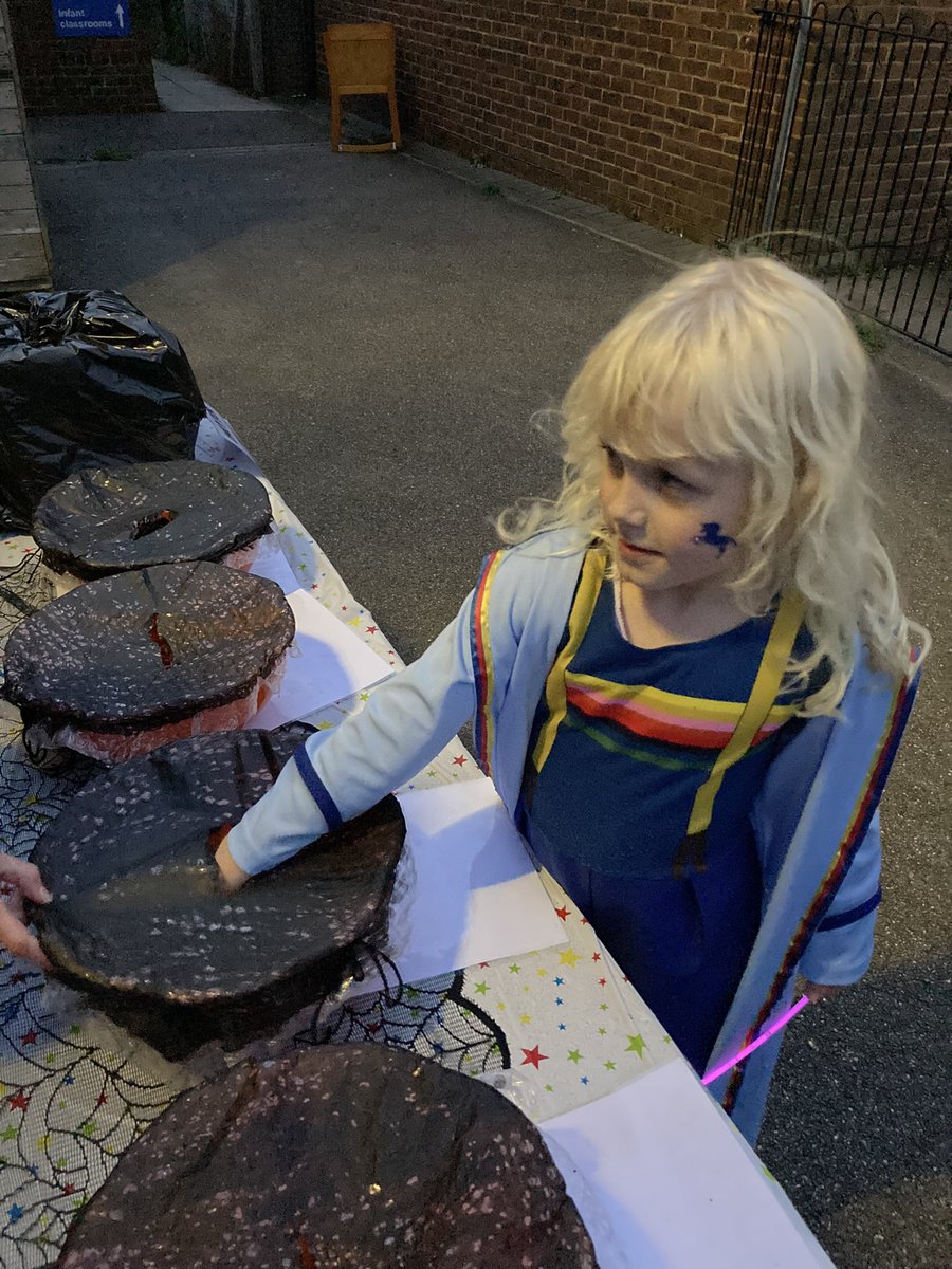LittleWhoGirl's tweet photo. It was Spooky Trail time at the school this evening for an early Halloween before half term!
The kids could dress up, so there was only one natural choice of outfit for this girl!
#DoctorWho #SpookyTrail https://t.co/elfbLqA6dt