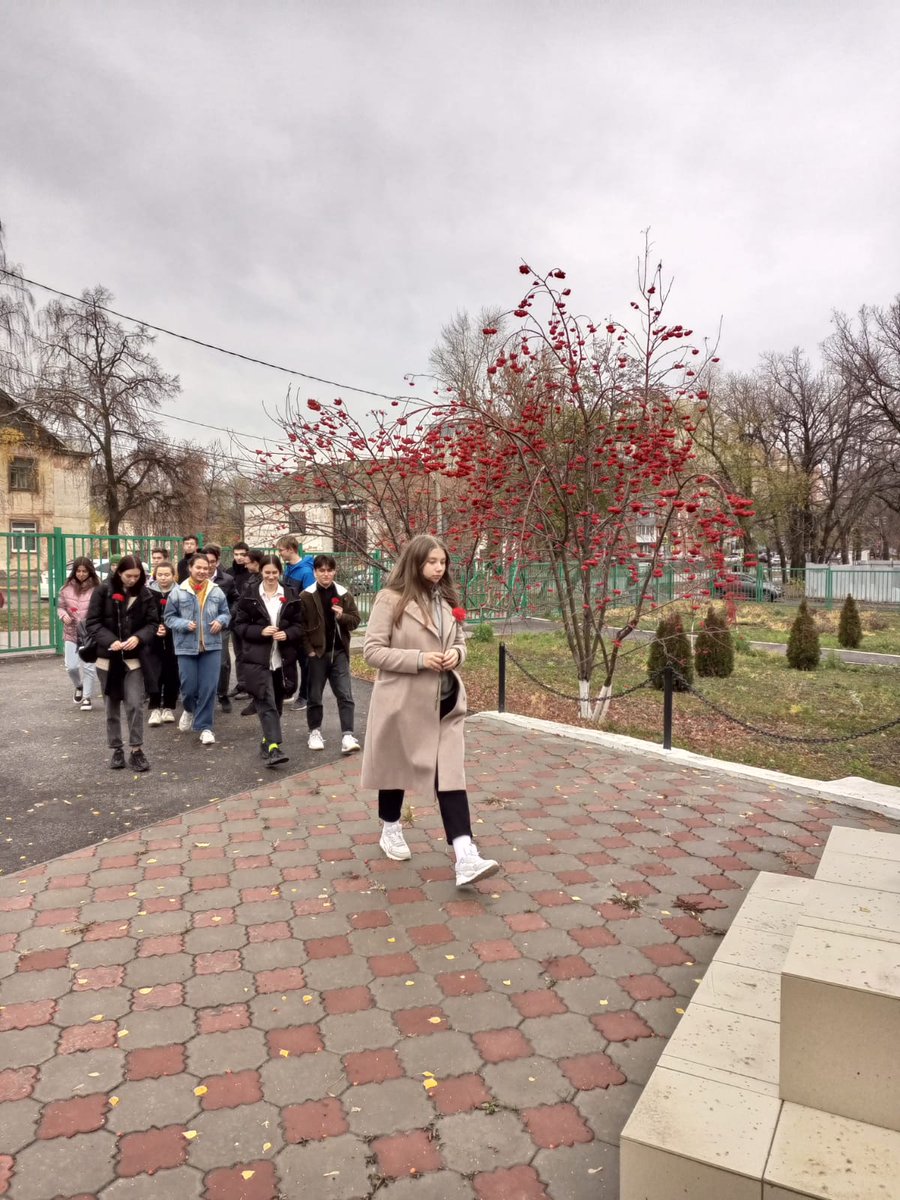 school27_Samara's tweet photo. В рамках мероприятий приуроченных к​ 80-летию военного парада, Самары (Куйбышева) "запасной столицы" СССР, ученики 11 класса нашей школы возложили цветы к памятнику погибшим на фронте учителям и ученикам. https://t.co/ABuBqztBkG