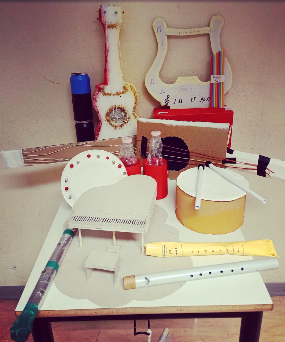 5Imola's tweet photo. Secondaria Sante Zennaro 
Gli alunni della 2B hanno costruito strumenti musicali con materiali di riciclo 🎼🎶🎵 https://t.co/Wm99AznT1T