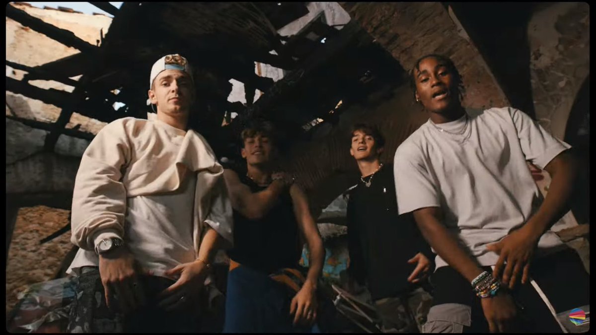 AcervoRNU's tweet photo. O clipe dos meninos e a saga de nunca estarem todos juntos presencialmente. #NowUnitedAnythingForYou https://t.co/DhGOjawwDR