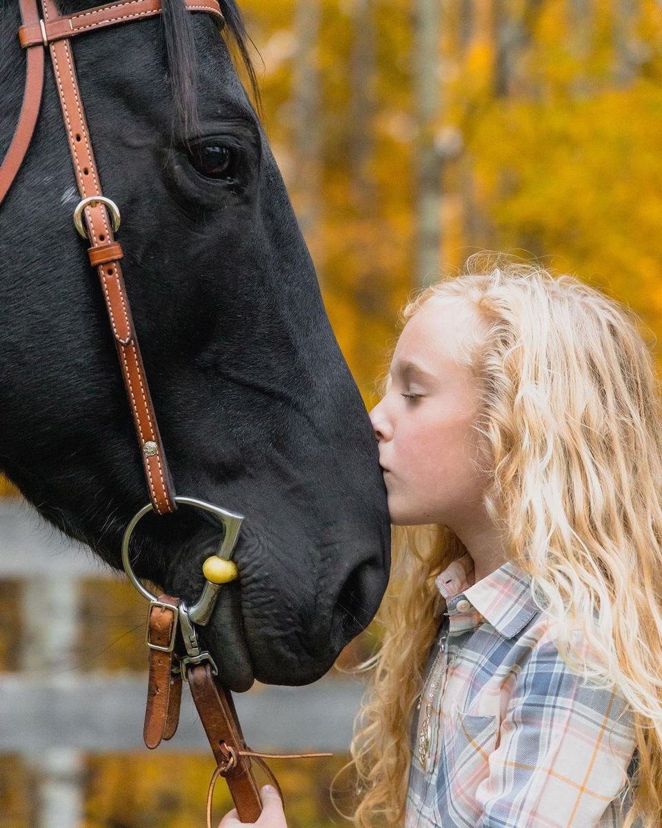 PenkeeMedia's tweet photo. got to take some photos of that beautiful connection between a little girl and her horse. 🐎💕💕

#autumn #photography #yegphotographer #fallphotoshoot  #horsephotograpy #agirlandherhorse #familyphotoshoot #yeglocal #momboss #myownboss #penkeeproductions https://t.co/oPdNEK2t7v