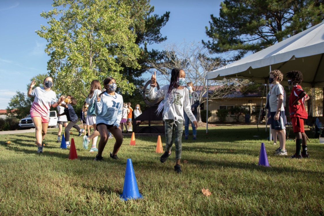 DukeSchool1's tweet photo. From simulating pollution’s impact on macro-invertebrates to making art from plants discovered in the riparian buffer zone, DS 4th graders are learning all about rivers for their first project of the year!
#OnlyAtDS #dsprojectwork https://t.co/rQuEHQgSxN