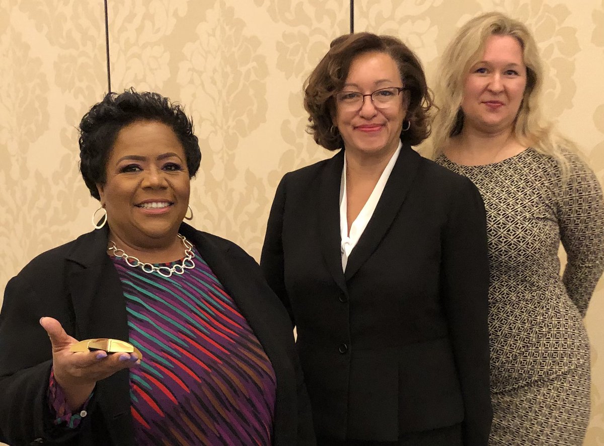 Judge Lela Lawrence Mays (L) received the Hartman Judicial Pro Bono Service Award from <a href="/DVAPprobono/">Dallas Volunteer Attorney Program</a> for her work in recruiting volunteers for <a href="/lanwt/">Legal Aid of NorthWest Texas</a> and <a href="/DVAPprobono/">Dallas Volunteer Attorney Program</a>’s Driver’s License Restoration Project funded by <a href="/LSCtweets/">Legal Services Corp.</a>.