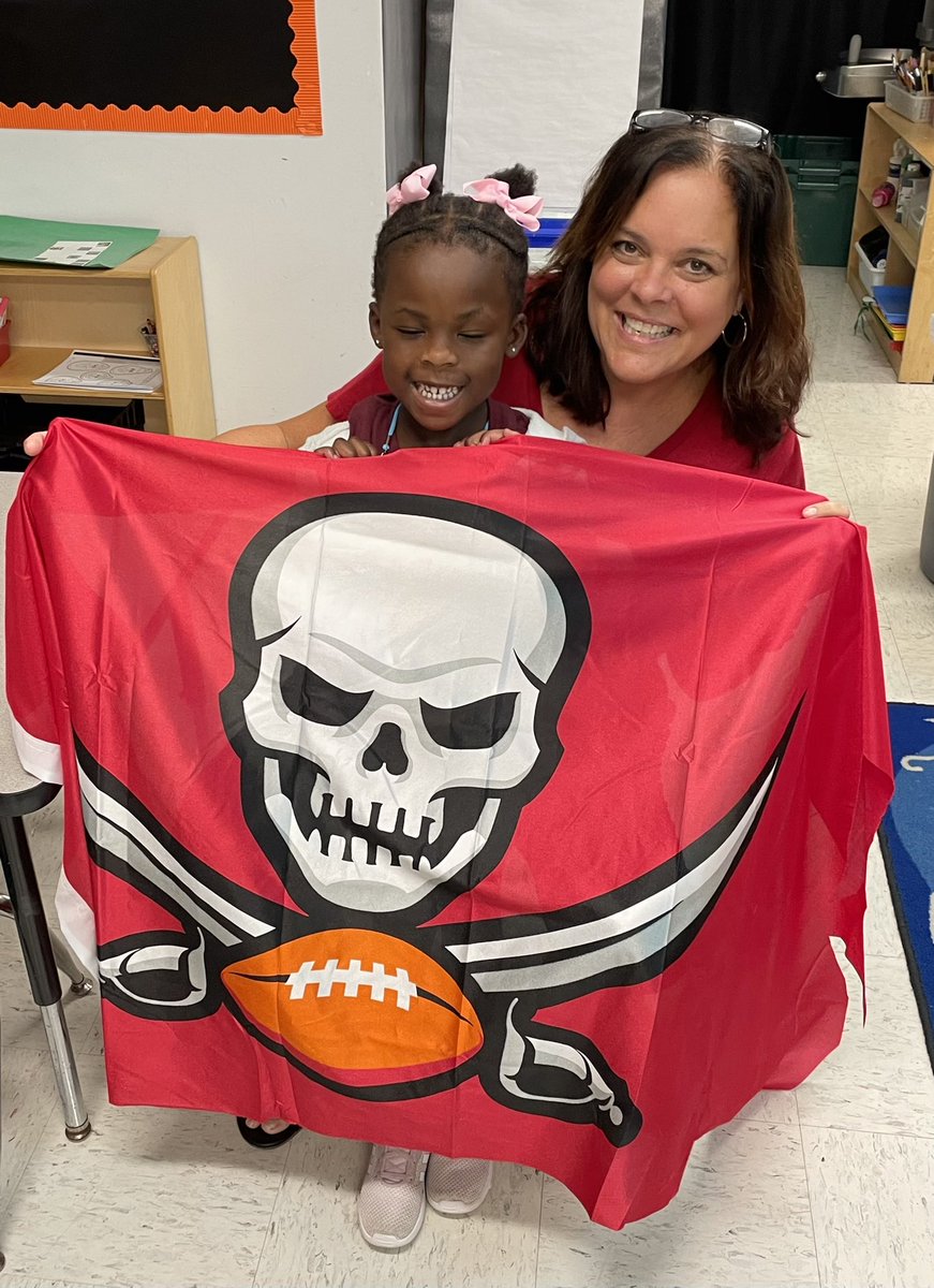 PrideElem's tweet photo. Showing our Buccaneer Pride! @BucsFoundation @HillsboroughSch #RaiseTheFlags https://t.co/lHPdLwkYCb