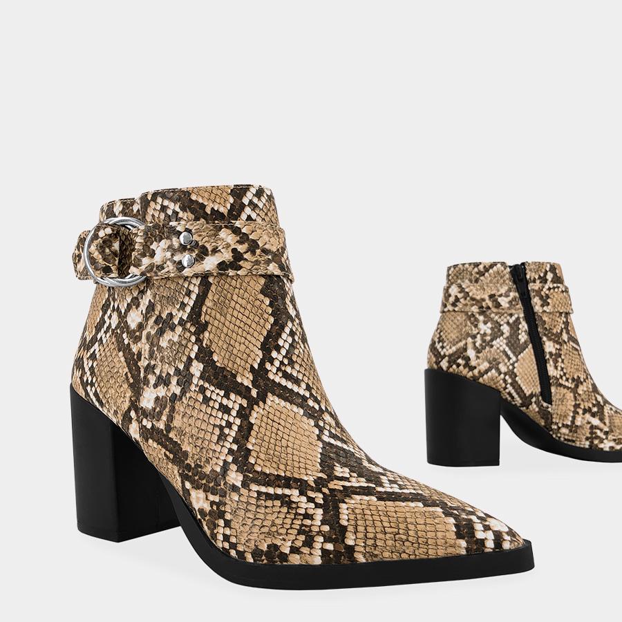 MYSHOESMEXICO's tweet photo. ¡Grrr… botines de “animal print” para mostrar una actitud muy salvaje y “trendy”! 🐍🔥
.
Style: Tashia Snake 🐍
.
#myshoesmexico #amoloszapatos #shoeaddict #shoeaholic #botines #boots #bootieseason #zapatosmujer #zapatosdemoda #tiendaonline #adictaaloszapatos #myshoesmx https://t.co/xrwAo9YgDu
