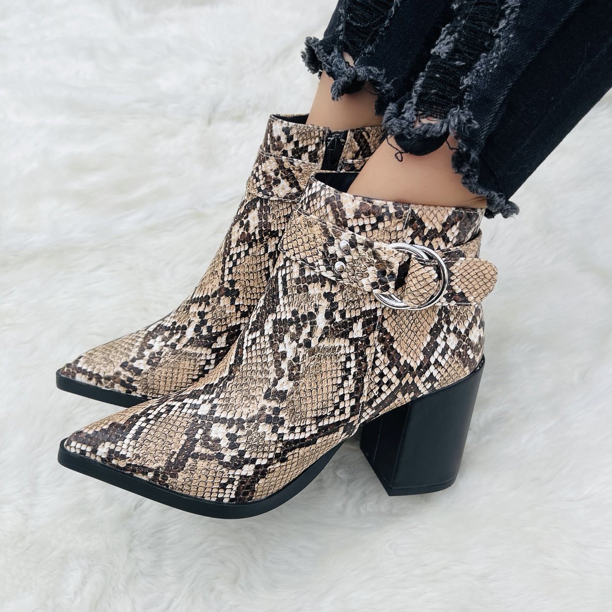 ¡Grrr… botines de “animal print” para mostrar una actitud muy salvaje y “trendy”! 🐍🔥
.
Style: Tashia Snake 🐍
.
#myshoesmexico #amoloszapatos #shoeaddict #shoeaholic #botines #boots #bootieseason #zapatosmujer #zapatosdemoda #tiendaonline #adictaaloszapatos #myshoesmx