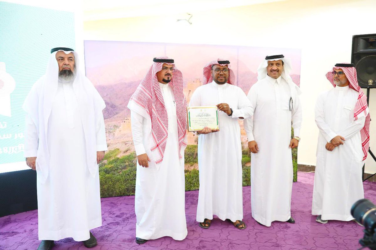شكراً بلدية المخواة على التكريم المُشرف لي ولأخواني الفنانين التشكيليين في المحافظة والدعم الكبير المستمر وعلى رأس الهرم سعادة الامين الدكتور علي السواط.

<a href="/mgovsa/">بلدية محافظة المخواة</a>