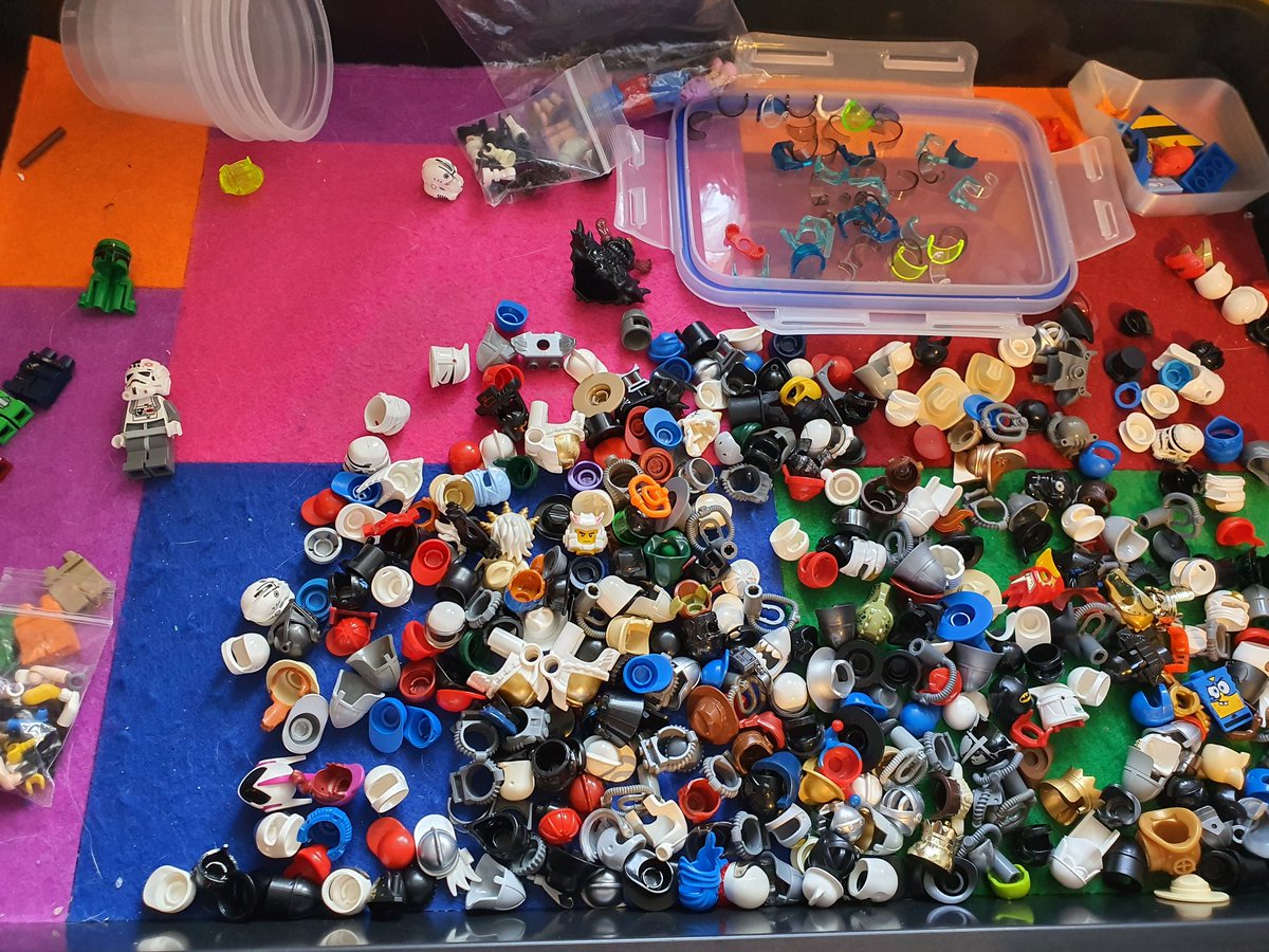 LauraProcy's tweet image. Minifigure sorting 🥰 #waytoomanybricks #lego #afol
