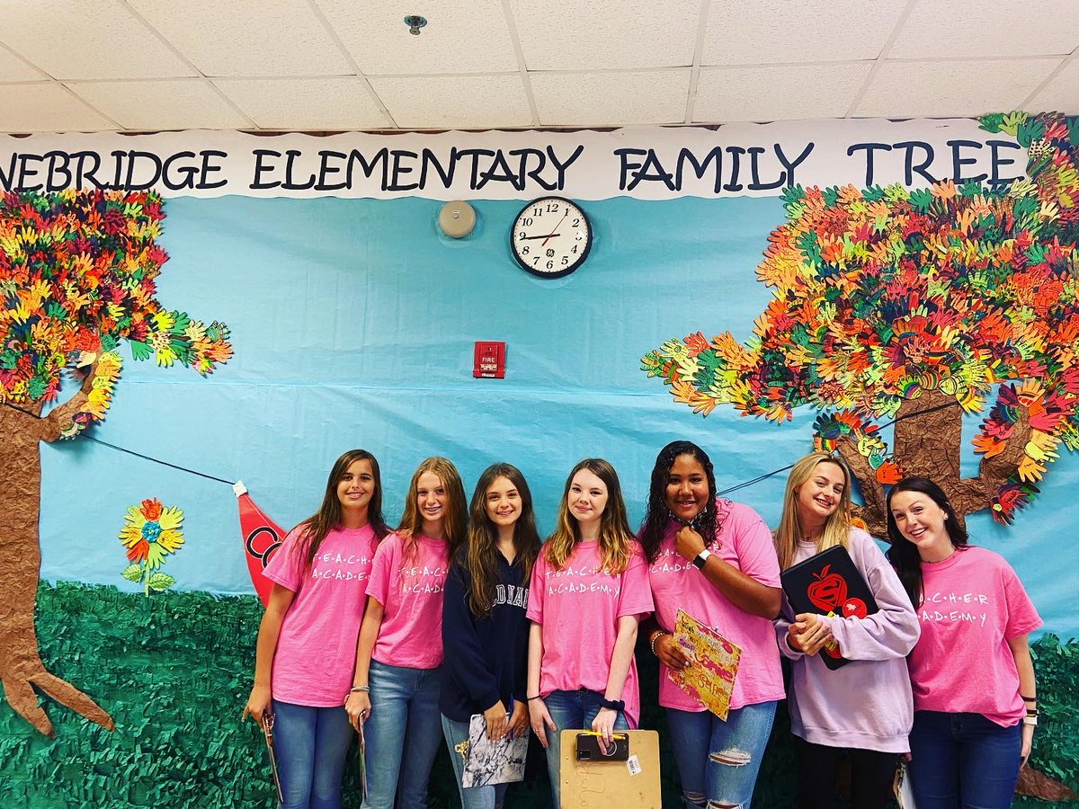 BulldogsBHS's tweet photo. Brandon High School teacher academy students enjoyed our field experience at Stonebridge yesterday! Thanks to Ms. Wells for taking the time to let us interact in some classes! #LeanInBHS https://t.co/T3K0WfSTo6