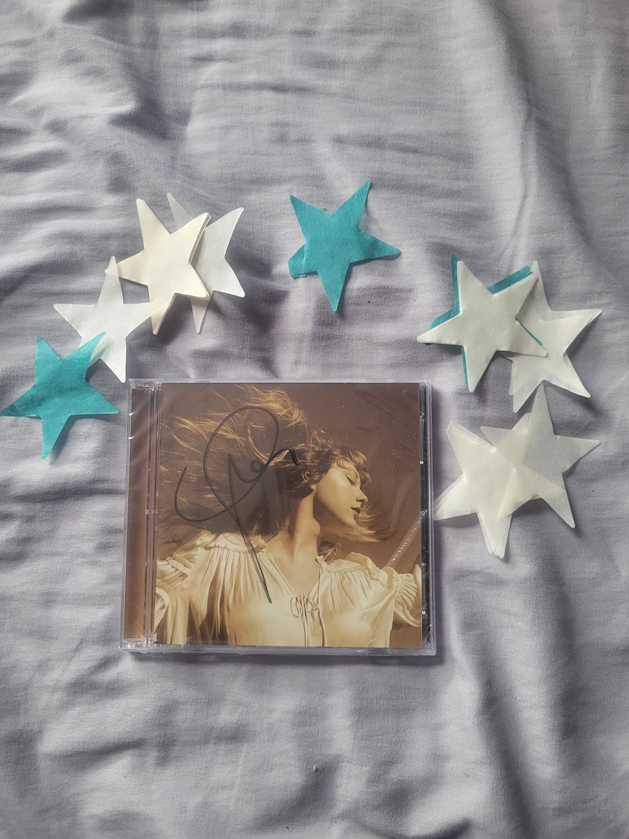 I have an extra signed #FearlessTaylorsVersion I know I'm kind of a small account but I wanna do a giveaway.

Must be following to win. Like and retweet to spread the word. And comment which vault song is your favorite (I'm curious🙂)!