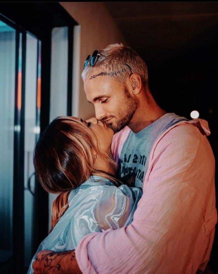 leyna_aurelia's tweet photo. Bastos et Vivi sont trop chou 🥺 Même pas poussé par les autres, ça vient naturellement et a leur rythme parce que c'est évident pour eux ❤
#LMvsMonde6 #LMvsRdm6 https://t.co/x2wVXSvbsU
