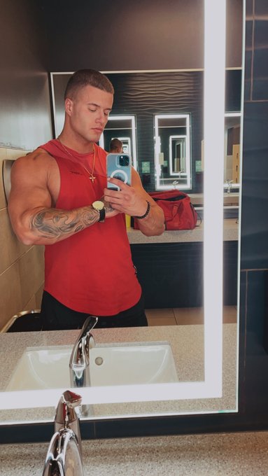 Heading to the gym 💪 Guess which body part I'm working on today ? 👀   https://t.co/C7acB8TADP https://t<a href="/tag/mondaylegday"class="tags"><span>#mondaylegday</span></a>