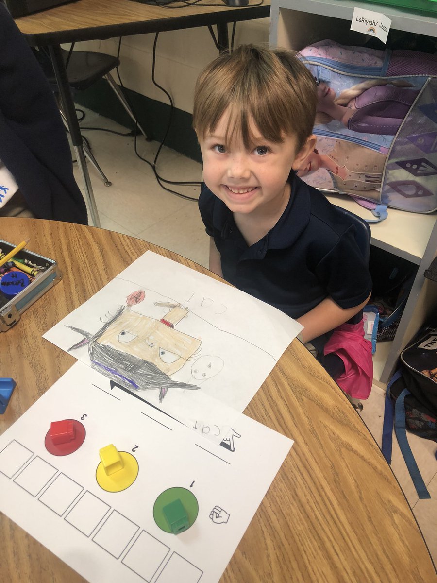 While tapping out our sounds in words today, we gave it a little Halloween twist for Fun Friday! 🐱🎃 @PrincipalERD <a href="/ERDLitCoach/">Elizabeth Partsch</a> <a href="/DicksonTigers/">E.R. Dickson Tigers</a>