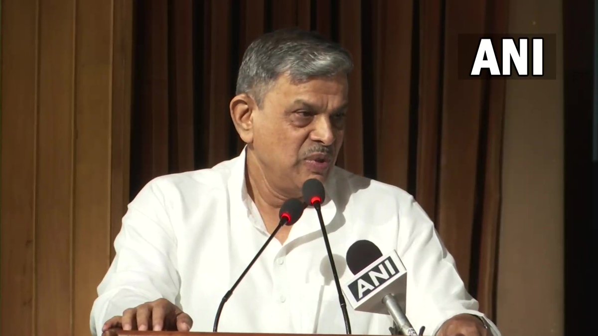 ANI's tweet photo. "..I am from RSS, we've never said in our discourse in the Sangh training camps that we're rightist. Many of our ideas are like leftist ideas..." said RSS leader Dattatreya Hosabale while releasing a book – The Hindutva Paradigm written by RSS leader Ram Madhav in Delhi https://t.co/41aR4pGsTK