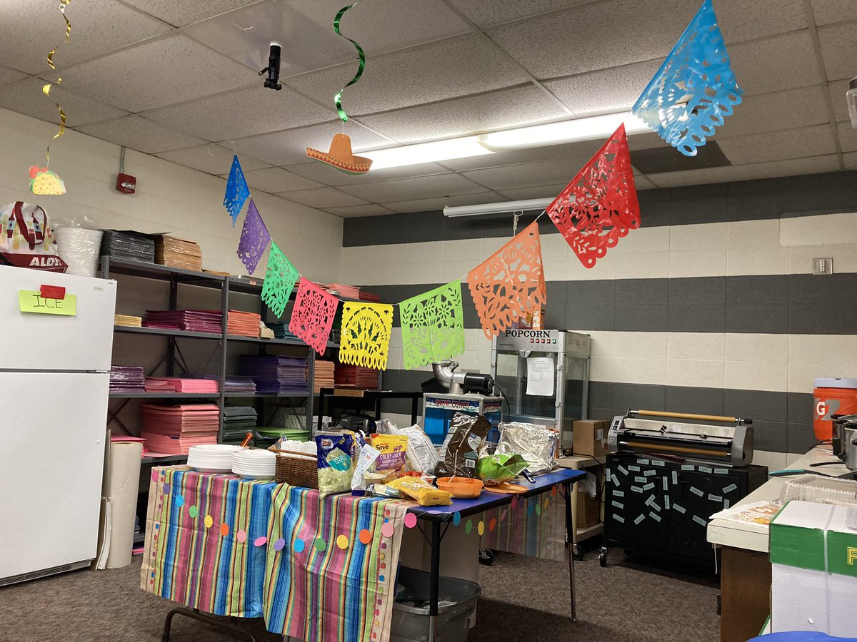 BearcatPrin's tweet photo. My staff knows that I’m a taco fanatic which I lovingly call myself a #tacohead. So, for principals month they threw me a taco luncheon! It was so amazing! Delicious was an understatement. Real barbacoa, frijoles, and arroz! Im stuffed! #tacosaremyjam @KSPrincipals @USAKansas https://t.co/5W2P5bwQ9K