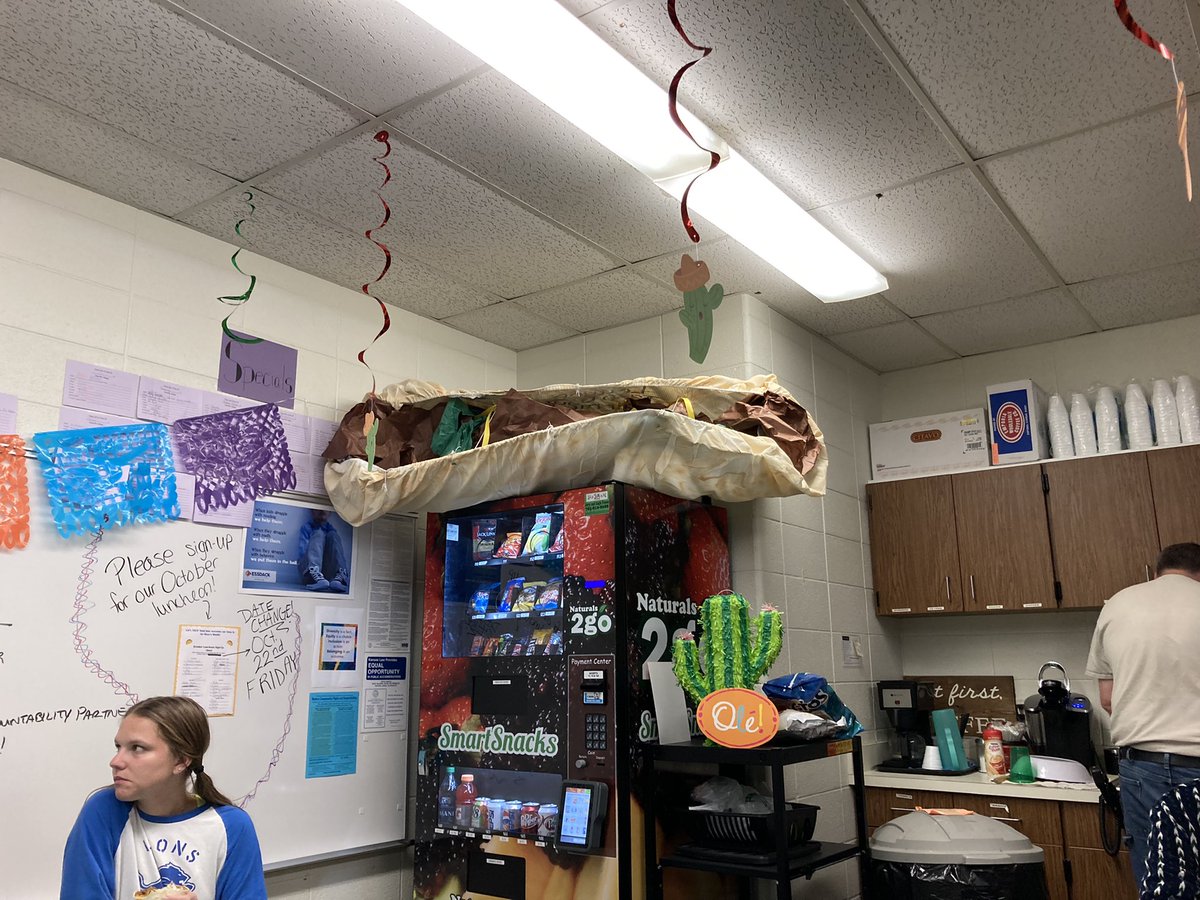 BearcatPrin's tweet photo. My staff knows that I’m a taco fanatic which I lovingly call myself a #tacohead. So, for principals month they threw me a taco luncheon! It was so amazing! Delicious was an understatement. Real barbacoa, frijoles, and arroz! Im stuffed! #tacosaremyjam @KSPrincipals @USAKansas https://t.co/5W2P5bwQ9K