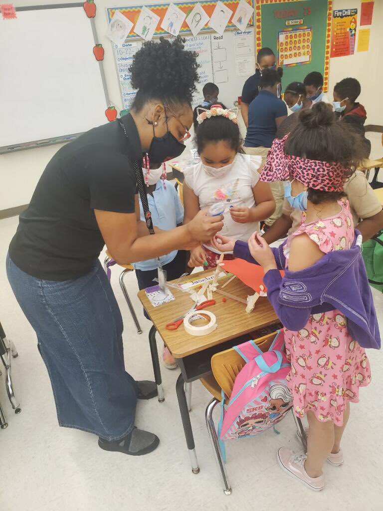 Arch_CreekElem's tweet image. First Grade STEM Friday: “How can you design and build a shelter to keep you cool on a hot day?” Students learned about the benefits/harmful effects of the sun and why it’s important to seek shade on a hot day. @MDCPSSTEAM @MDCPSNorth #STEMFridays