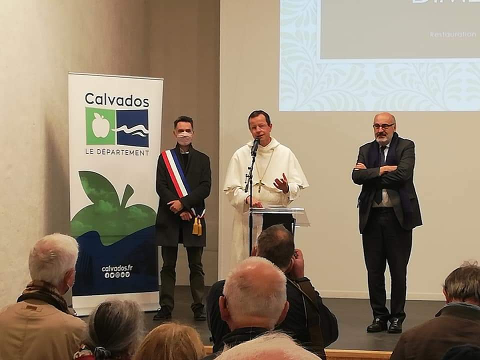 DiocesedeBayeux's tweet photo. Inauguration de la grange aux dîmes de l'#abbaye de #Mondaye. Le service com du diocèse y était. Admirez la charpente. @abbayedemondaye @AbbayeNormandie @Bayeux_Bessin https://t.co/dIFhztckjn