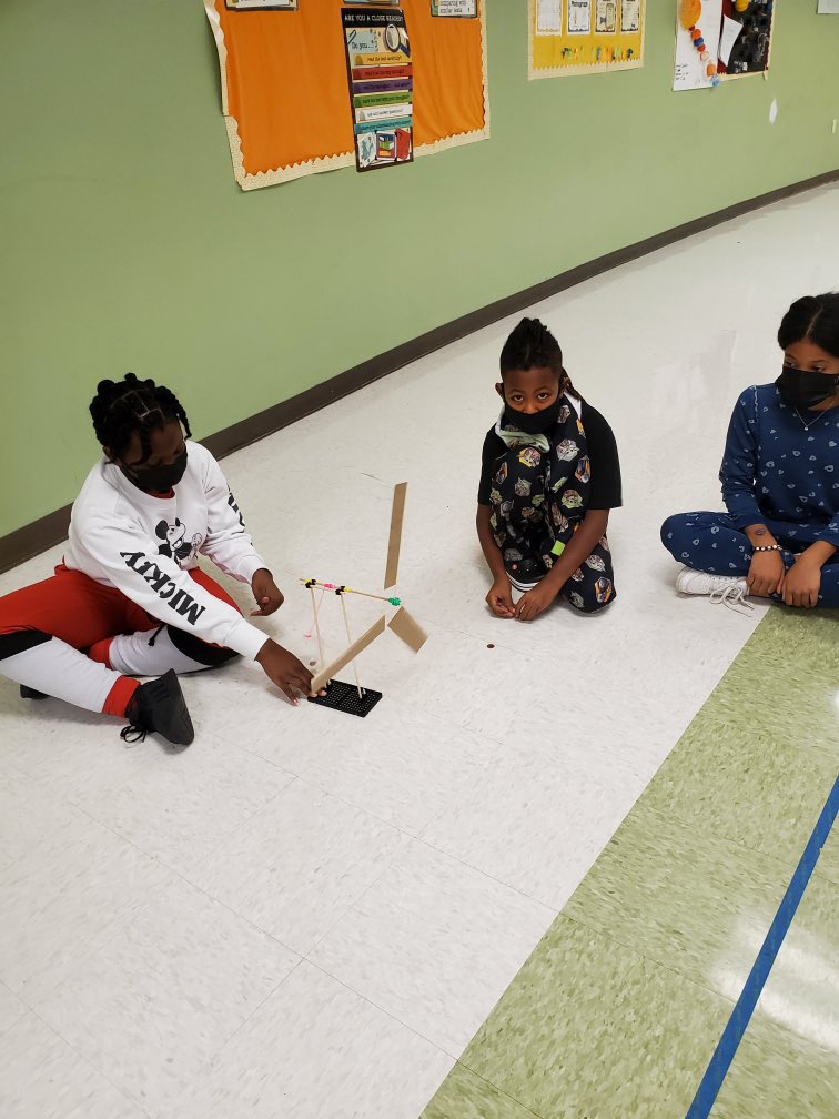 Arch_CreekElem's tweet image. Fifth Grade STEM Friday: “How can we use wind energy to generate a change in motion?” Students used materials to build and design wind lifts while selecting a 45 or 90 degree angle for their blade designs. @MDCPSSTEAM @MDCPSNorth #STEMFridays